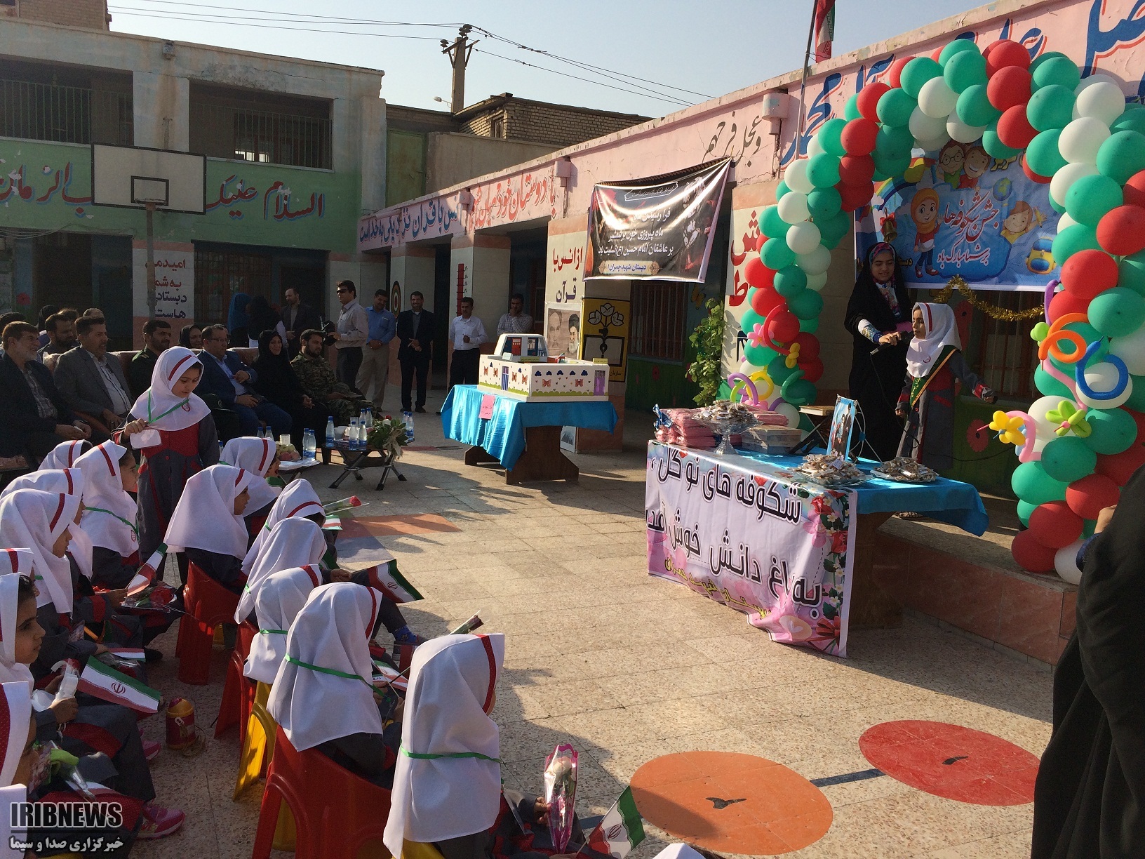 شور و شوق دبستانیها در جشن شکوفه ها