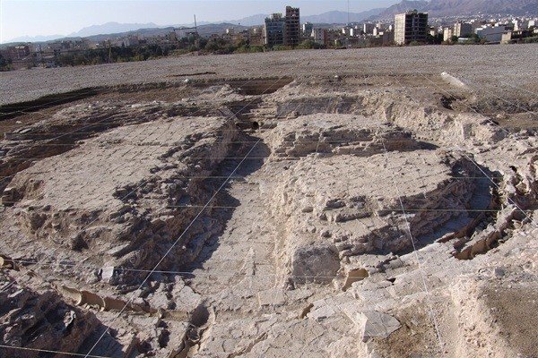 کشف خمره بزرگ کاشانی و چاه سنگی ساسانی در تپه اشرف اصفهان