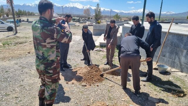 کاشت نهال در درب منازل اهالی روستای «بهادر بیگ»