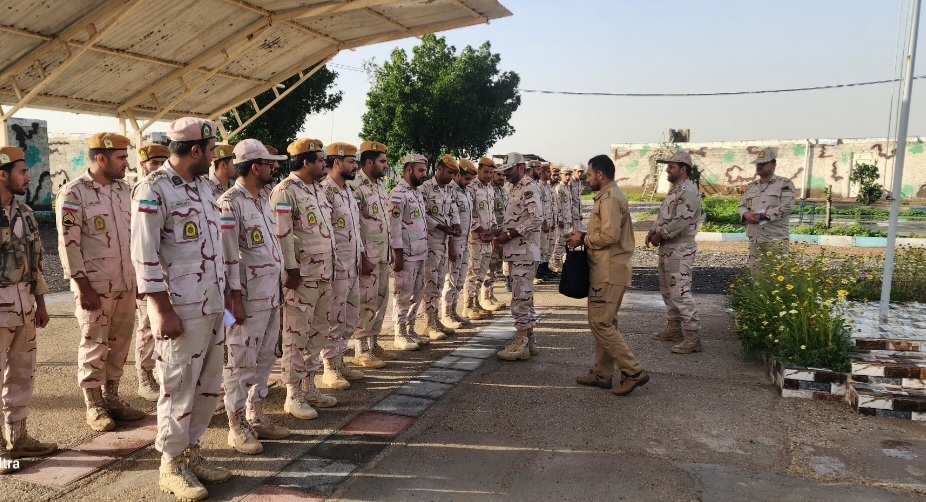 بازدید عیدانه فرمانده هنگ مرزی دشت آزادگان و هویزه از یگانهای مرزی بازدید عیدانه فرمانده هنگ مرزی دشت آزادگان و هویزه از یگانهای مرزی