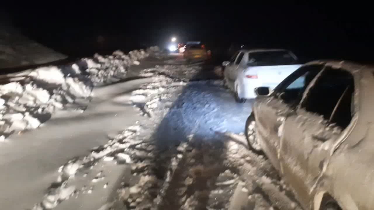 امداد رسانی به صد‌ها خودرو گرفتار در کولاک محور تکاب به بیجار