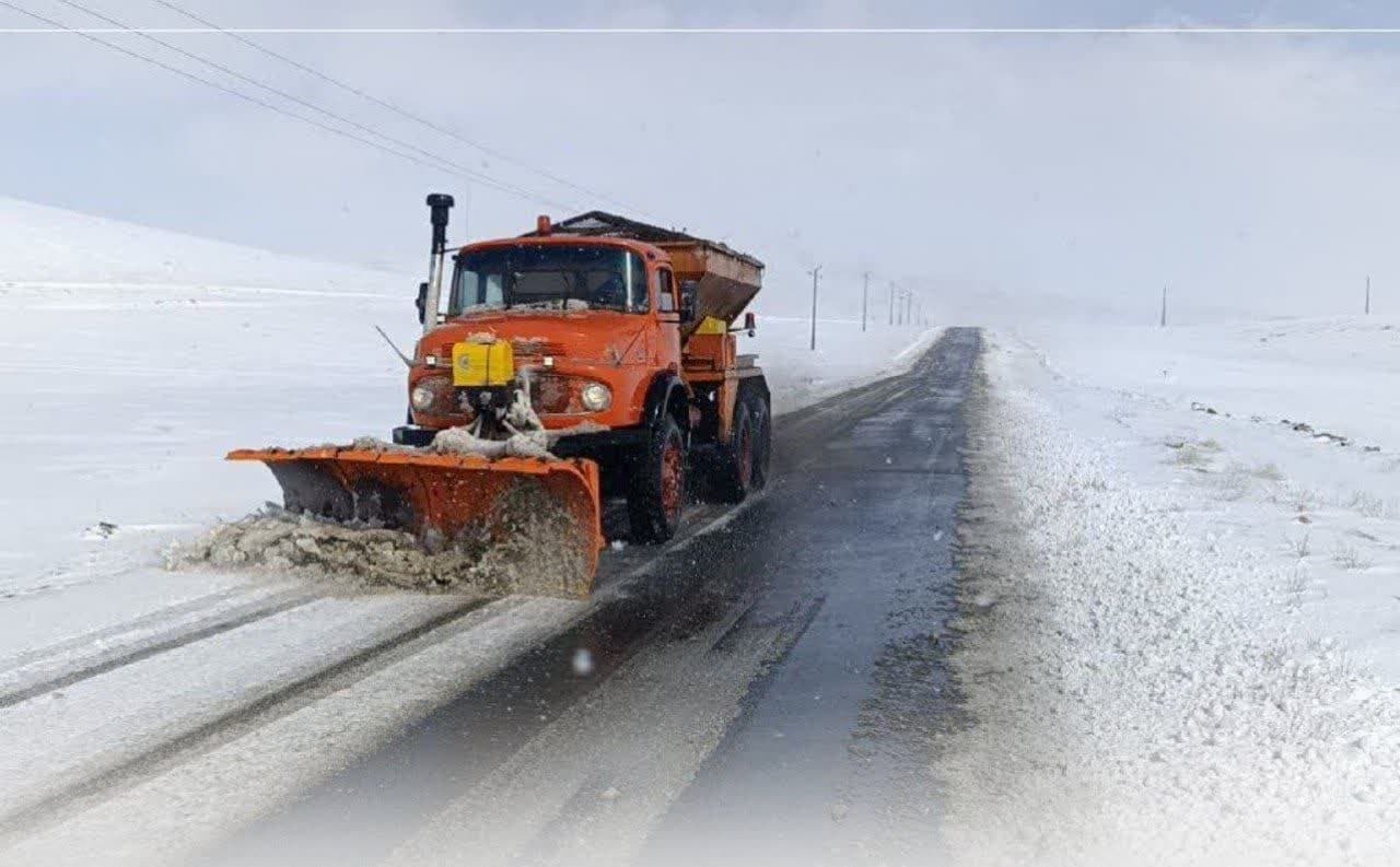 برف روبی بیش از ۱۲۰ هزار کیلومتر از محورهای مواصلاتی استان در ۱۰ روز گذشته برف روبی بیش از ۱۲۰ هزار کیلومتر از محورهای مواصلاتی استان در ۱۰ روز گذشته