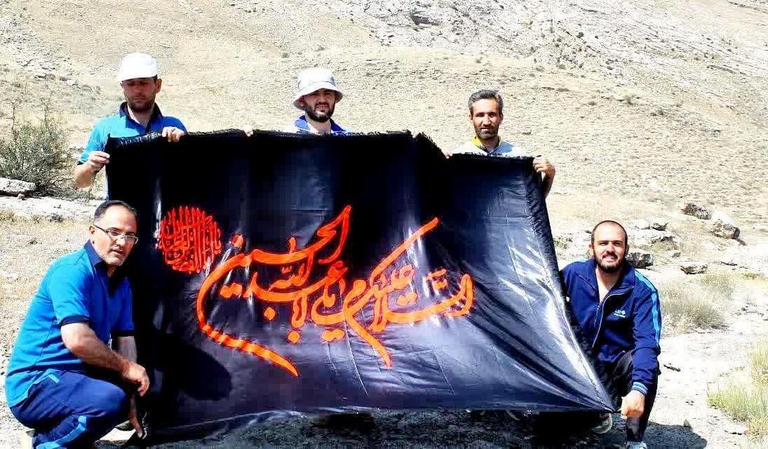 اهتزاز پرچم عزای امام حسین(ع) بر فرار بلندترین نقطه ماکو اهتزاز پرچم عزای امام حسین(ع) بر فرار بلندترین نقطه ماکو