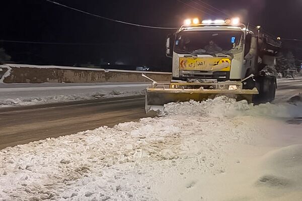 برفروبی بیش از ۲۱۰۰ کیلومتر توسط ۱۰۰ راهدار در محورهای استان یزد برفروبی بیش از ۲۱۰۰ کیلومتر توسط ۱۰۰ راهدار در محورهای استان یزد