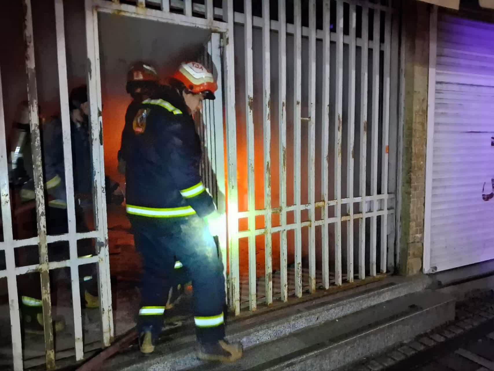 مهار شدن آتشسوزی بامدادی در پاساژ قائم همدان مهار شدن آتشسوزی بامدادی در پاساژ قائم همدان