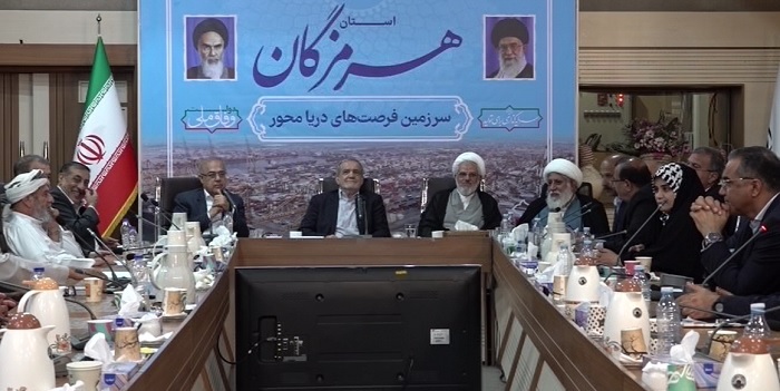 رئیس جمهور در دیدار با نخبگان و فعالان اجتماعی هرمزگان: مملکت ما با ترور تسلیم نمی‌شود