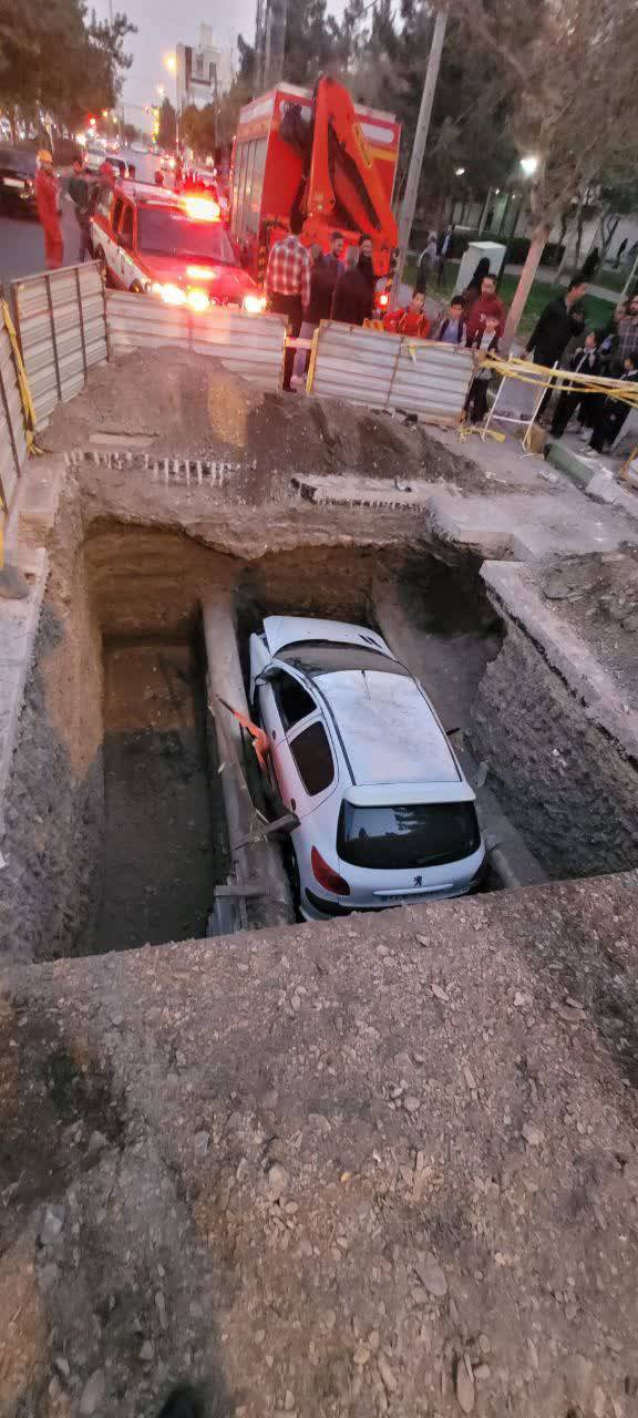 یک مصدوم در سقوط خودرو در عمق ۳ متری گودبرداری