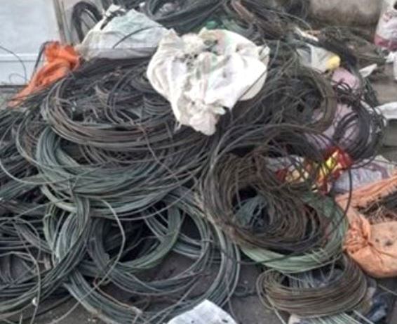 کشف حدود ۲ تن سیم برق سرقتی در رشت کشف حدود ۲ تن سیم برق سرقتی در رشت
