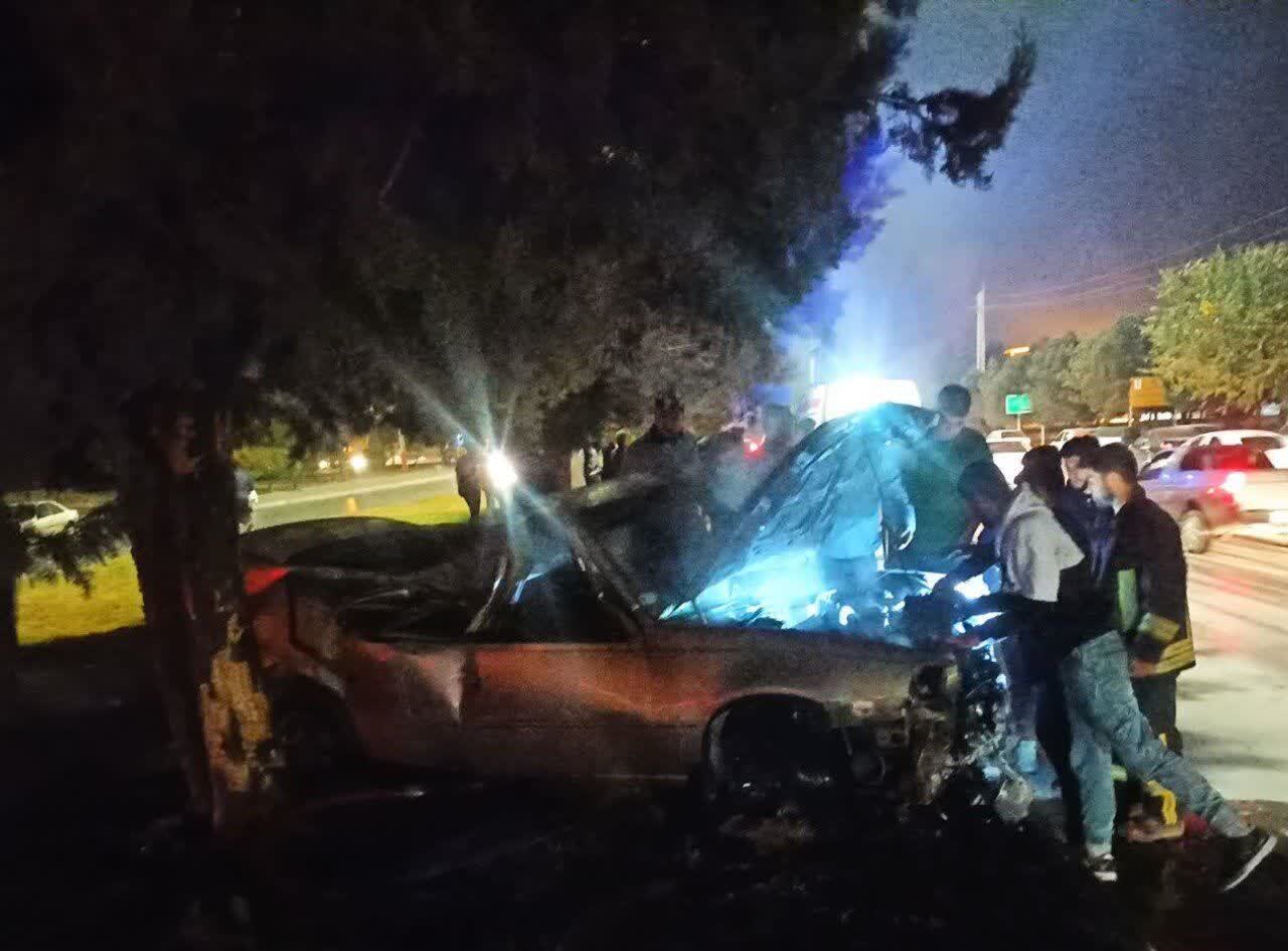 مصدومیت دو نفر در حادثه انحراف خودرو از مسیر اصلی و آتش سوزی خودرو مصدومیت دو نفر در حادثه انحراف خودرو از مسیر اصلی و آتش سوزی خودرو