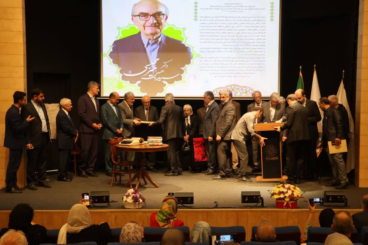 حضور استاندار گیلان در آیین تجلیل از واقف ۳۰ هزار جلد کتاب در رشت