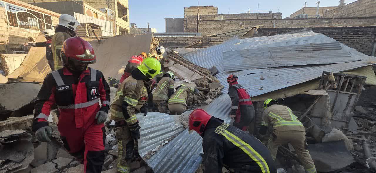 نجات دو نفر از زیر آوار منزل مسکونی در مشهد