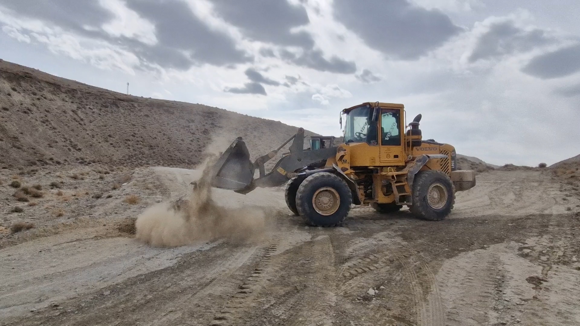 آغاز عملیات زیرسازی و ترمیم جاده ایزدخواست به حنا