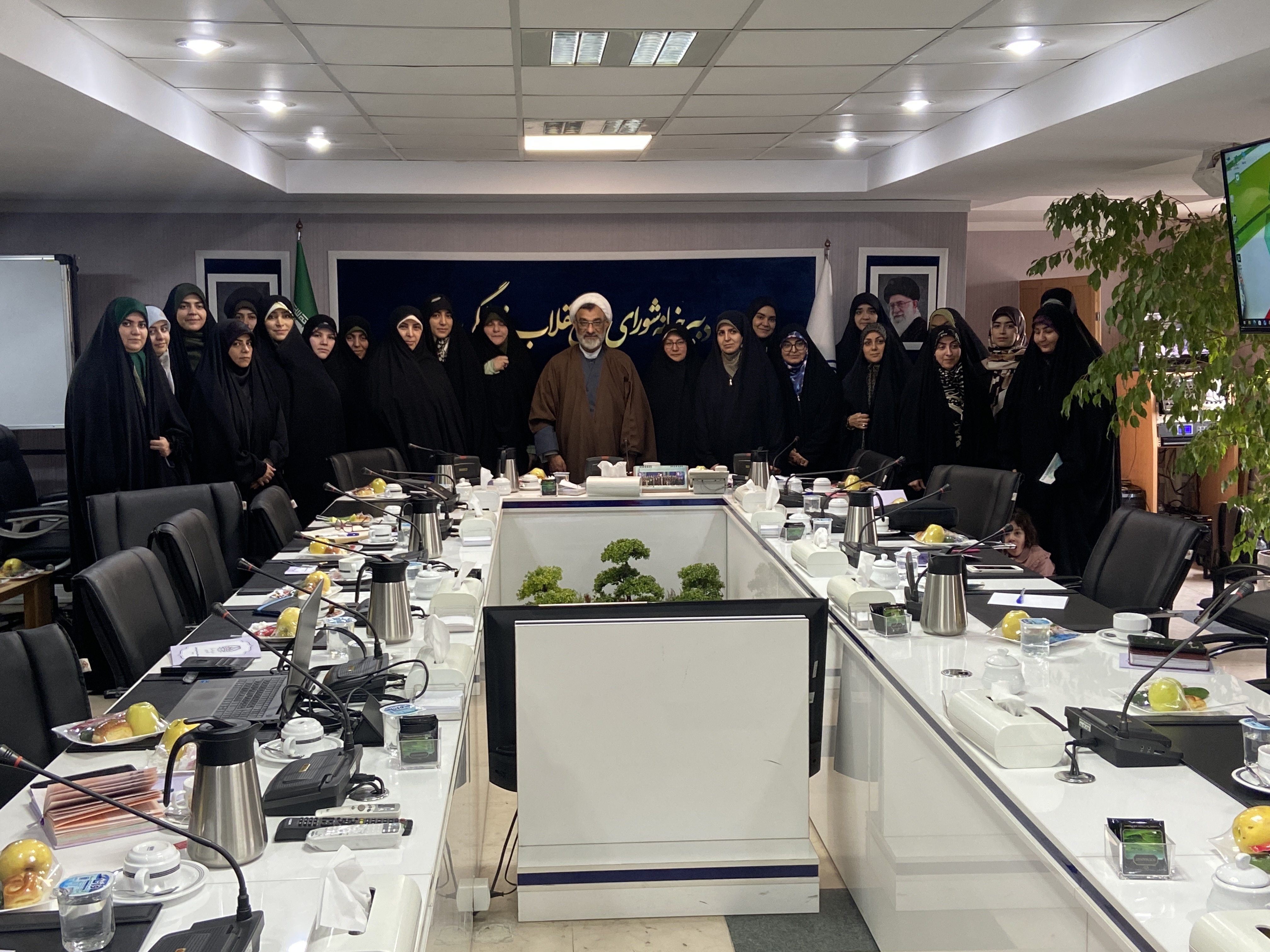 انقلاب اسلامی الگوی تازهای از زن مسلمان به جهان ارائه داد انقلاب اسلامی الگوی تازهای از زن مسلمان به جهان ارائه داد