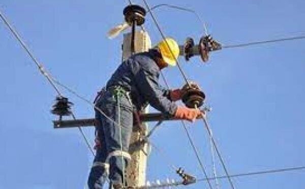 سقوط مامور اداره توزیع برق بندرانزلی به دلیل برق گرفتگی