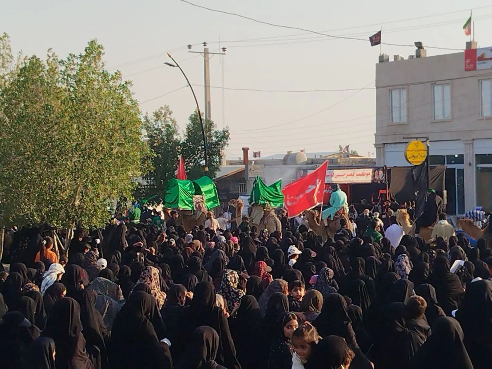 اجرای نمایش میدانی کاروان سرزمین کربلا در بخش سندرک میناب اجرای نمایش میدانی کاروان سرزمین کربلا در بخش سندرک میناب